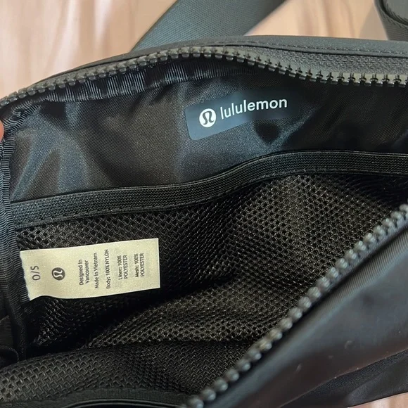 NWT lululemon everywhere belt bag (ebb) in Black - Picture 3 of 4